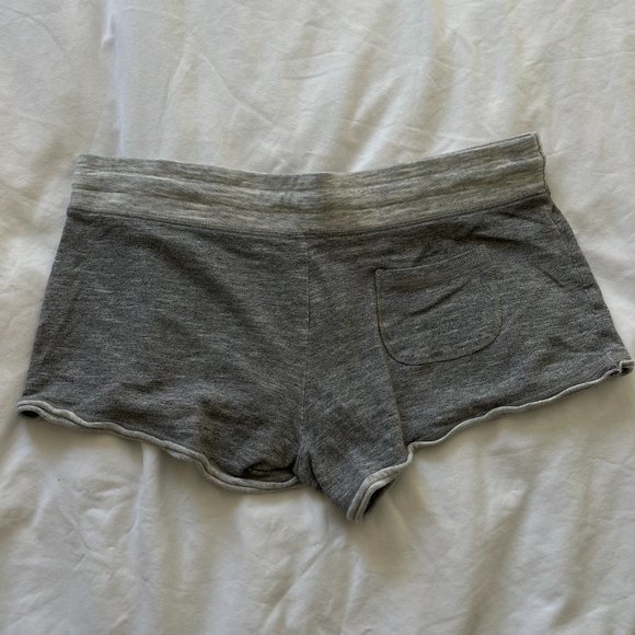 Short shorts - Picture 2 of 2